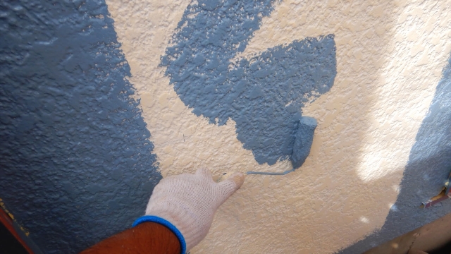 【外壁塗装の新常識】中塗りと上塗りは色を変えるべき？2