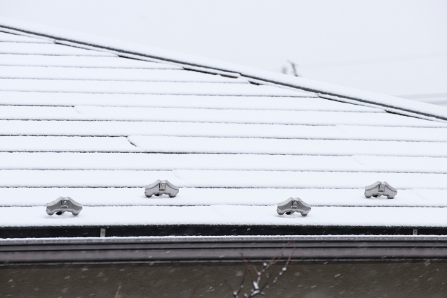 落雪を防ぐ雪止めとは｜後付けは可能？設置費用相場はいくら？3