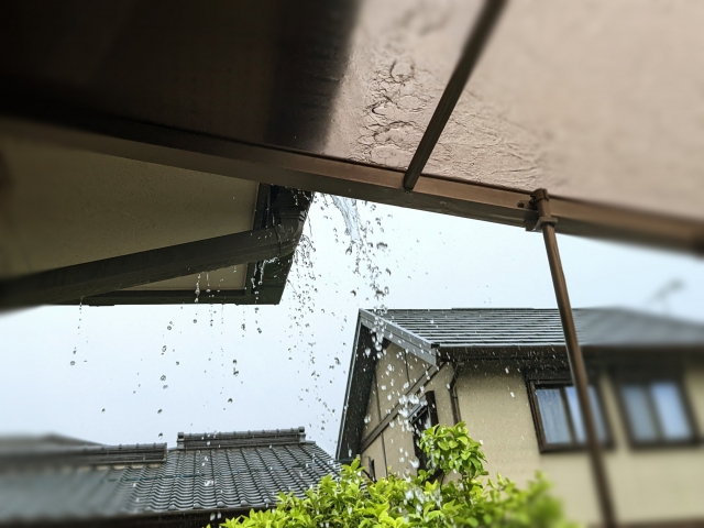 雨音がうるさい！原因はどこ？対処方法・リフォームについても解説！