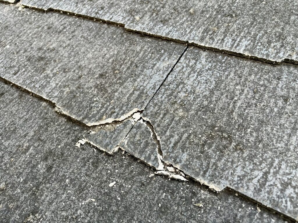 屋根のひび割れ、欠け (1)