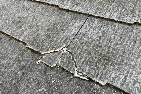 屋根のひび割れ、欠け (1)