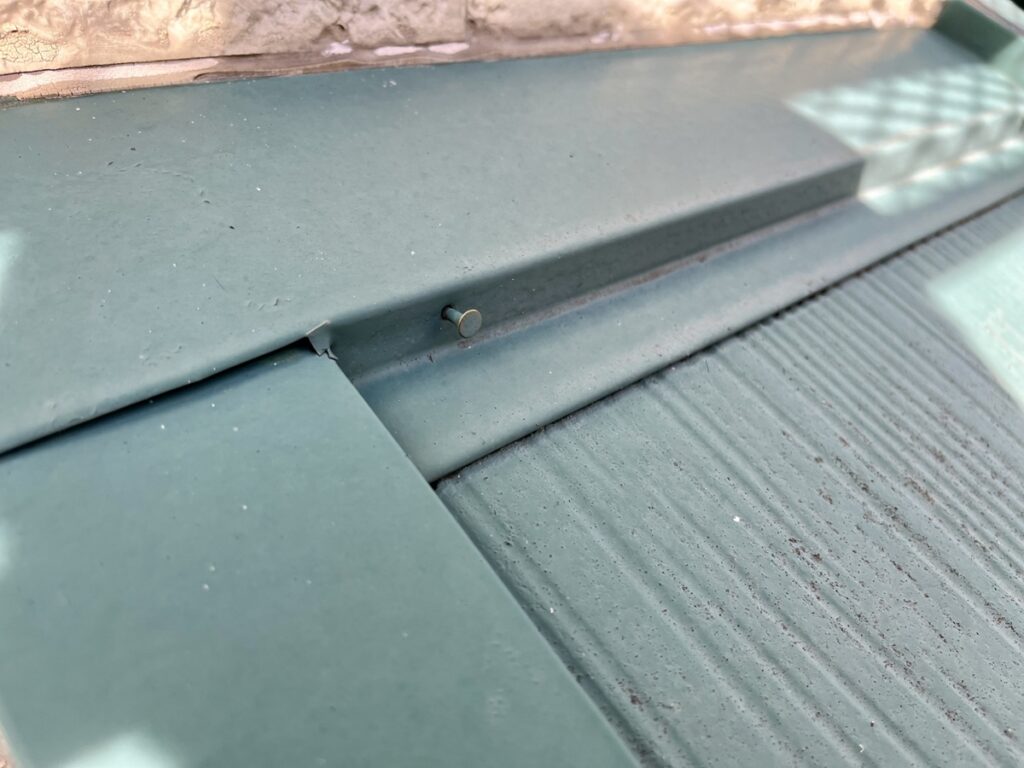 棟板金の釘の浮き