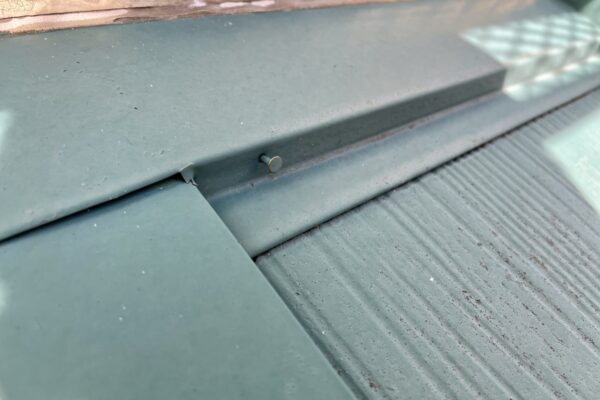 棟板金の釘の浮き