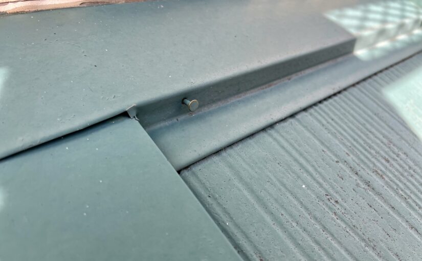 棟板金の釘の浮き